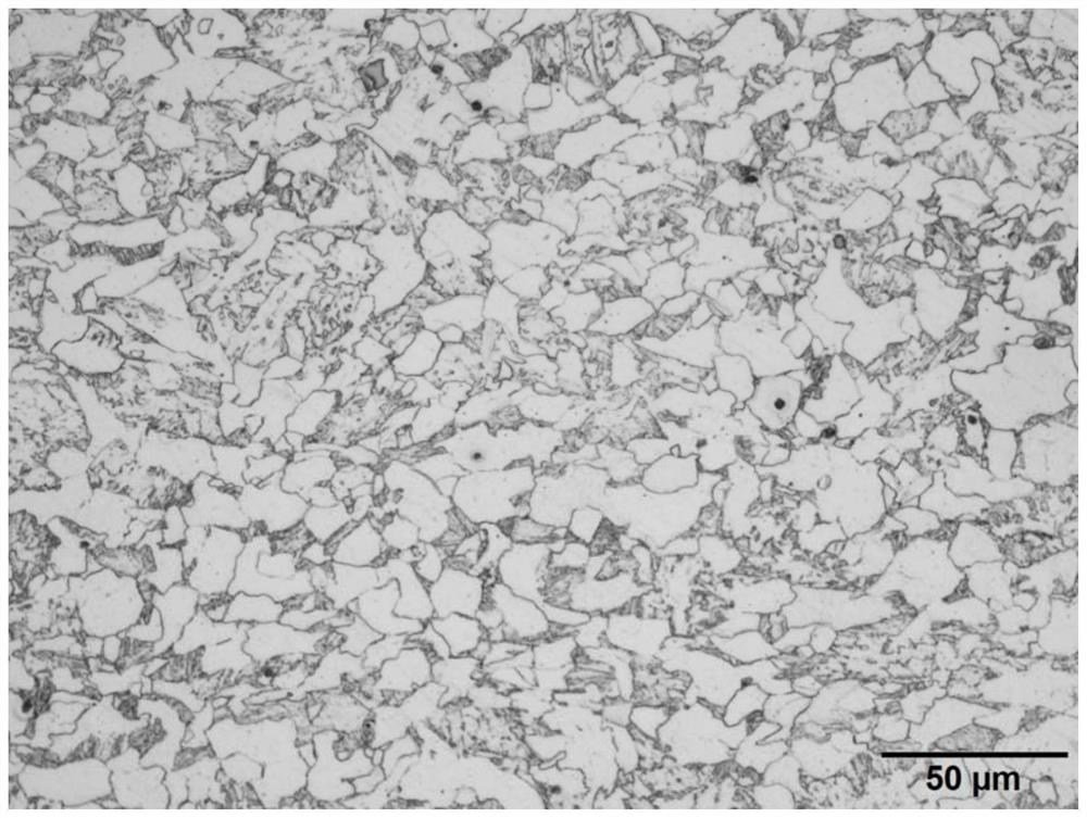 Low-alloy, high-strength and high-weather-resistance structural steel for highway guardrails and preparation method thereof