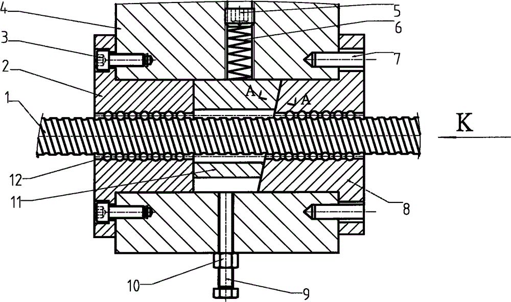 Device for automatically eliminating clearances of screw drive pair