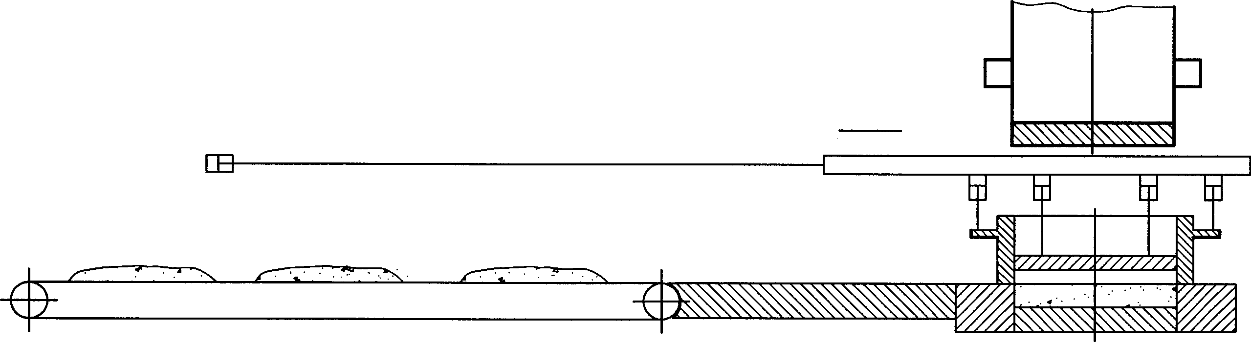 Method for conveying ceramic powder to mould and distributing mechanism