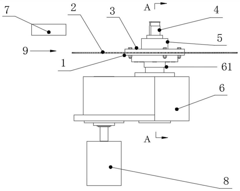 Saw blade dismounting and mounting device facilitating remote replacement operation