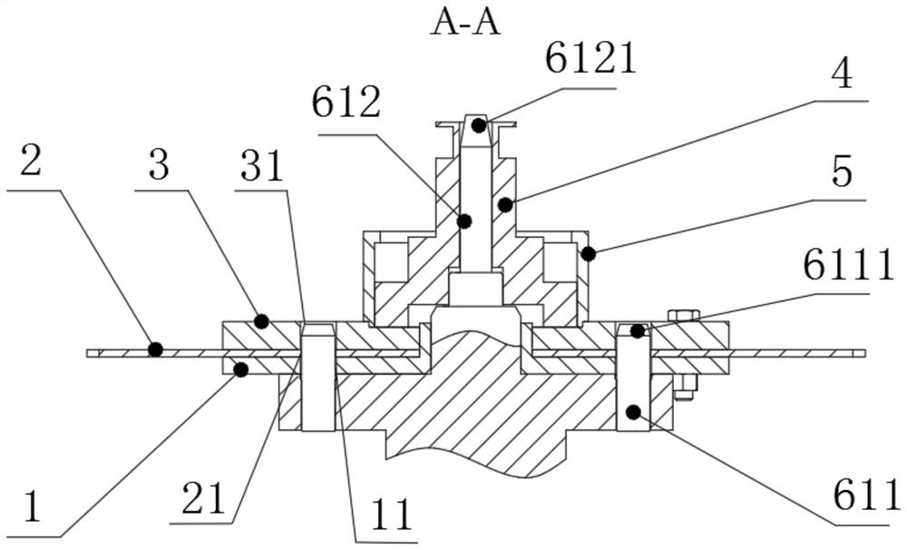 Saw blade dismounting and mounting device facilitating remote replacement operation