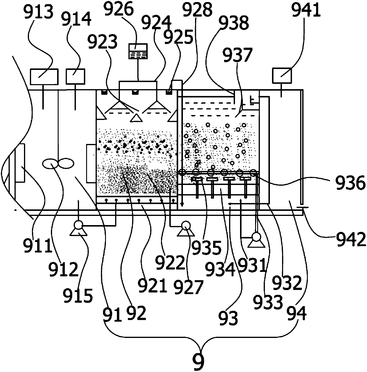 Method and device for carrying out integrated in-situ treatment on waste solvents