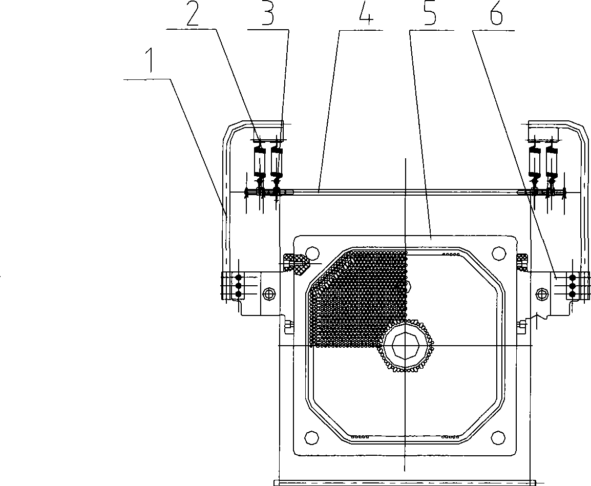 Mechanism for bending filter cloth and discharging material and automatic material-discharging method