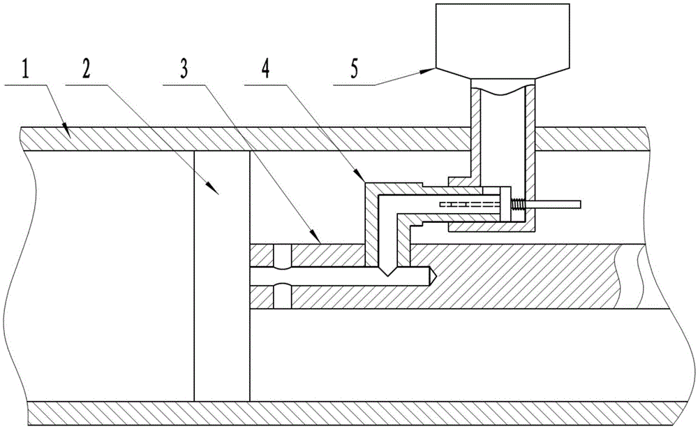 Automatic lubrication device arranged between material barrel and plunger chip