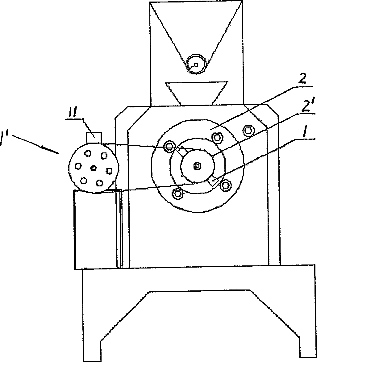 Wheat bran twin-screw extruding treatment method and twin-screw extruding machine thereof