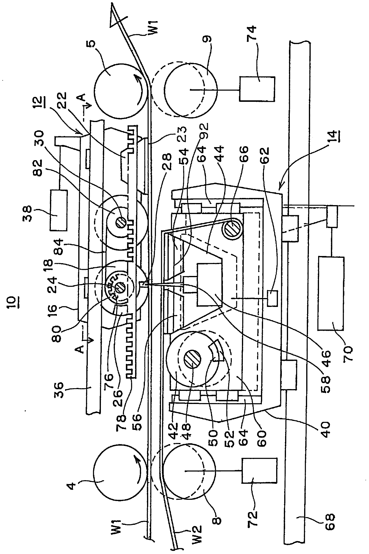 Sheet material cutting device and sheet material connecting device using the same