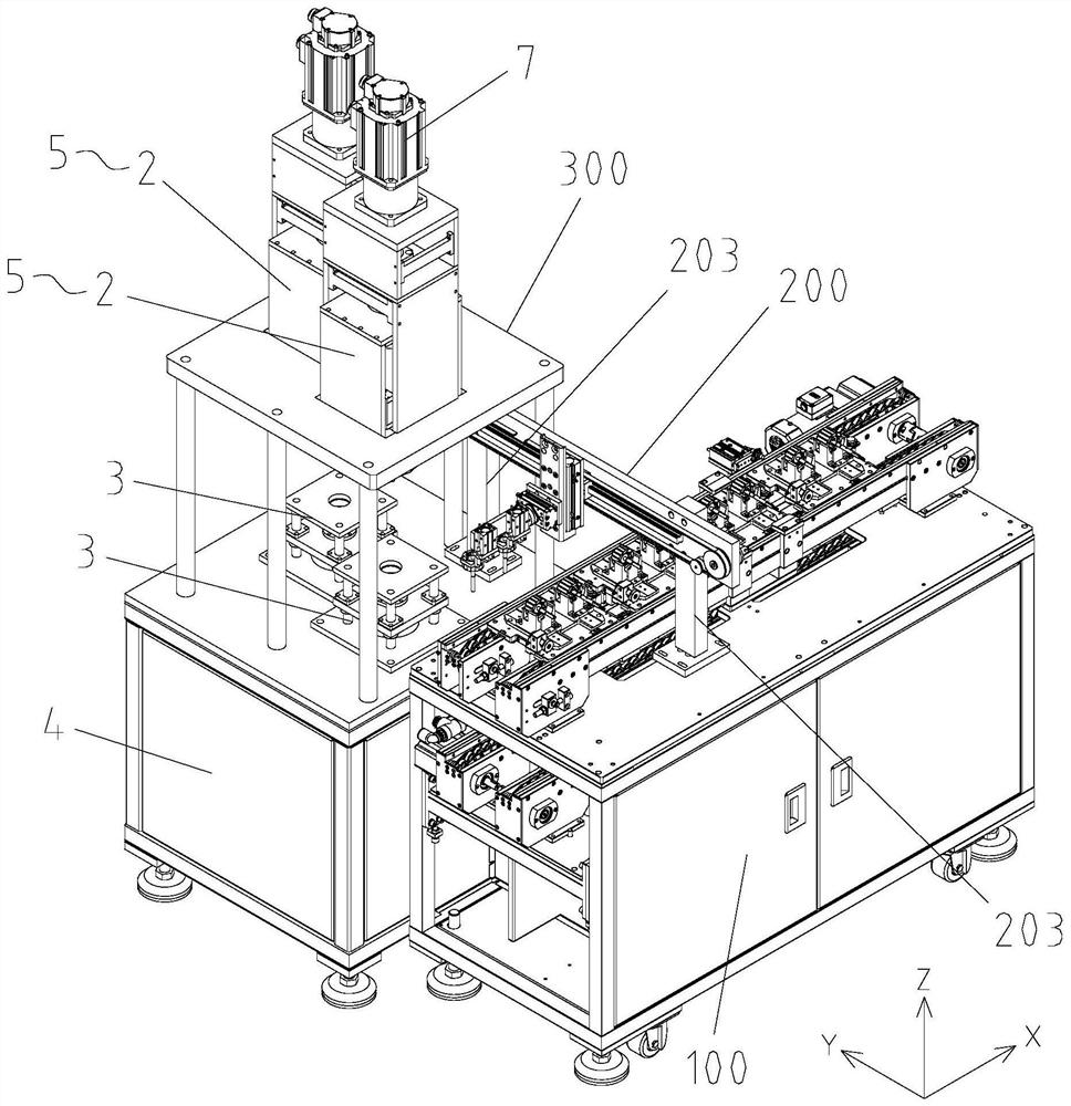 Riveting device and assembly line with same