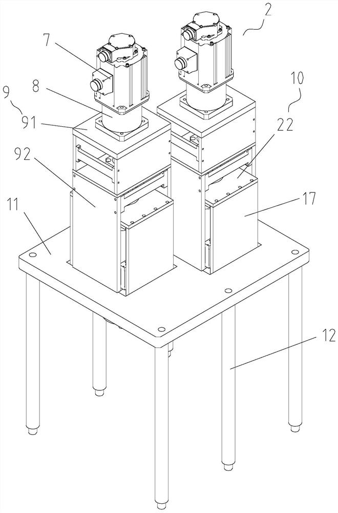 Riveting device and assembly line with same