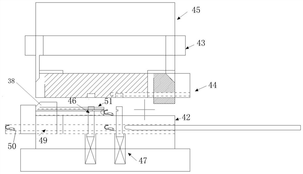 A kind of buckle and its manufacturing equipment and manufacturing method