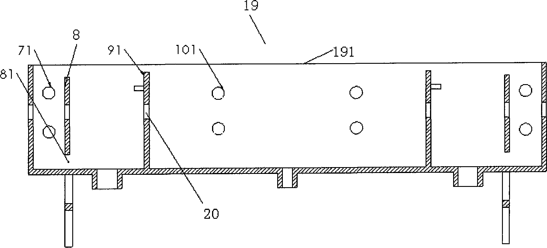 Continuous washing device washing groove for band