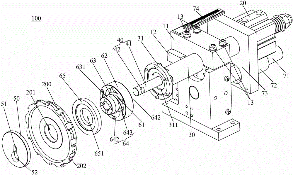 Saw blade carrier clamping device with self-centering