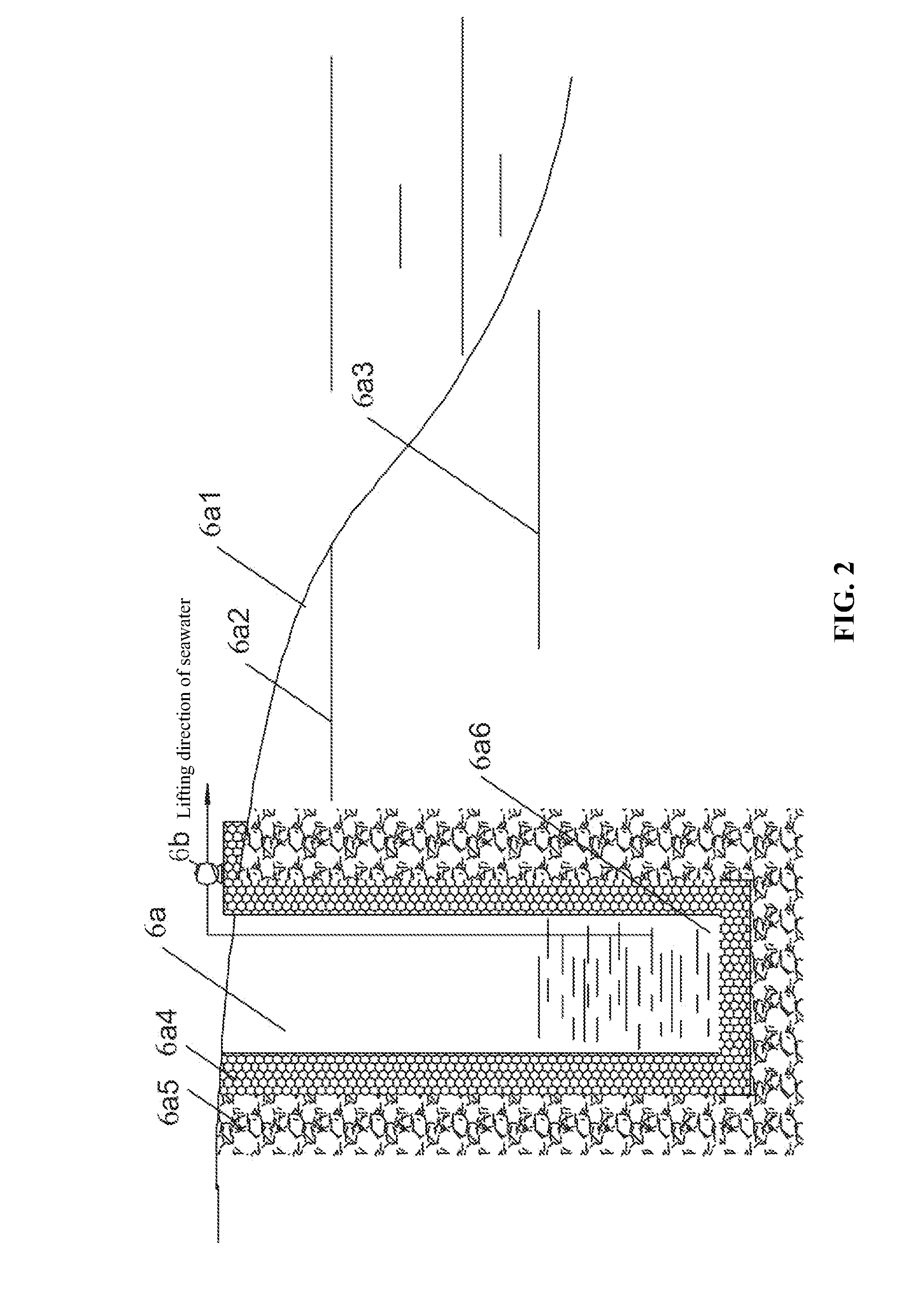 Apparatus and method for desalinating seawater