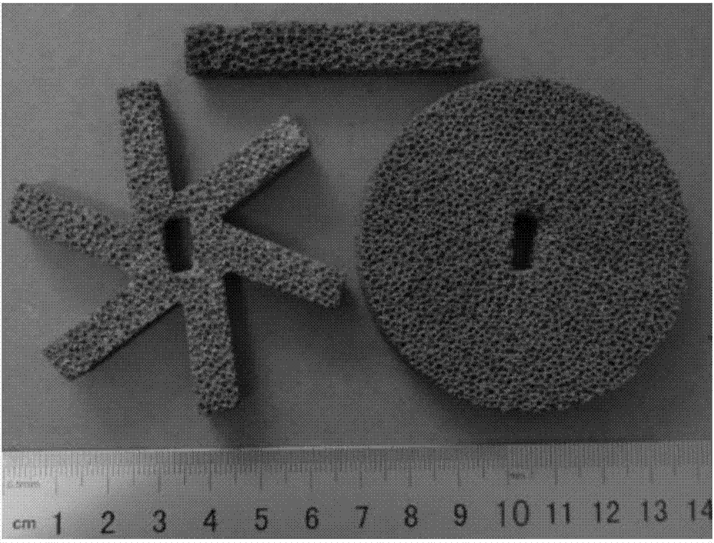 Foam-structure catalyst used in reaction for preparing benzyl alcohol from benzaldehyde through hydrogenation and preparation thereof