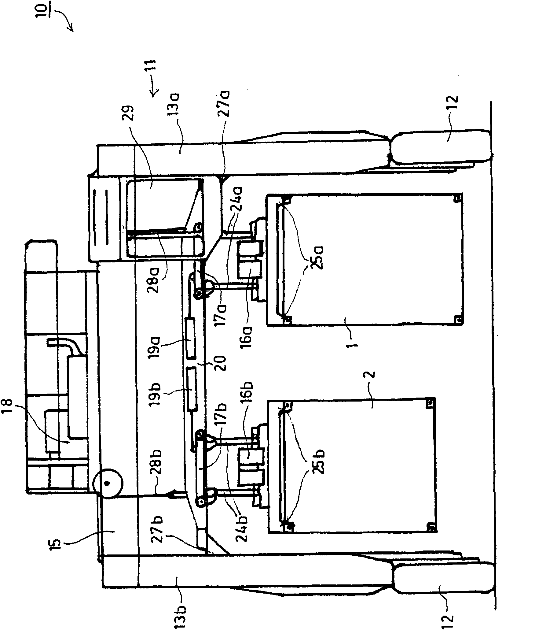 Straddle carrier