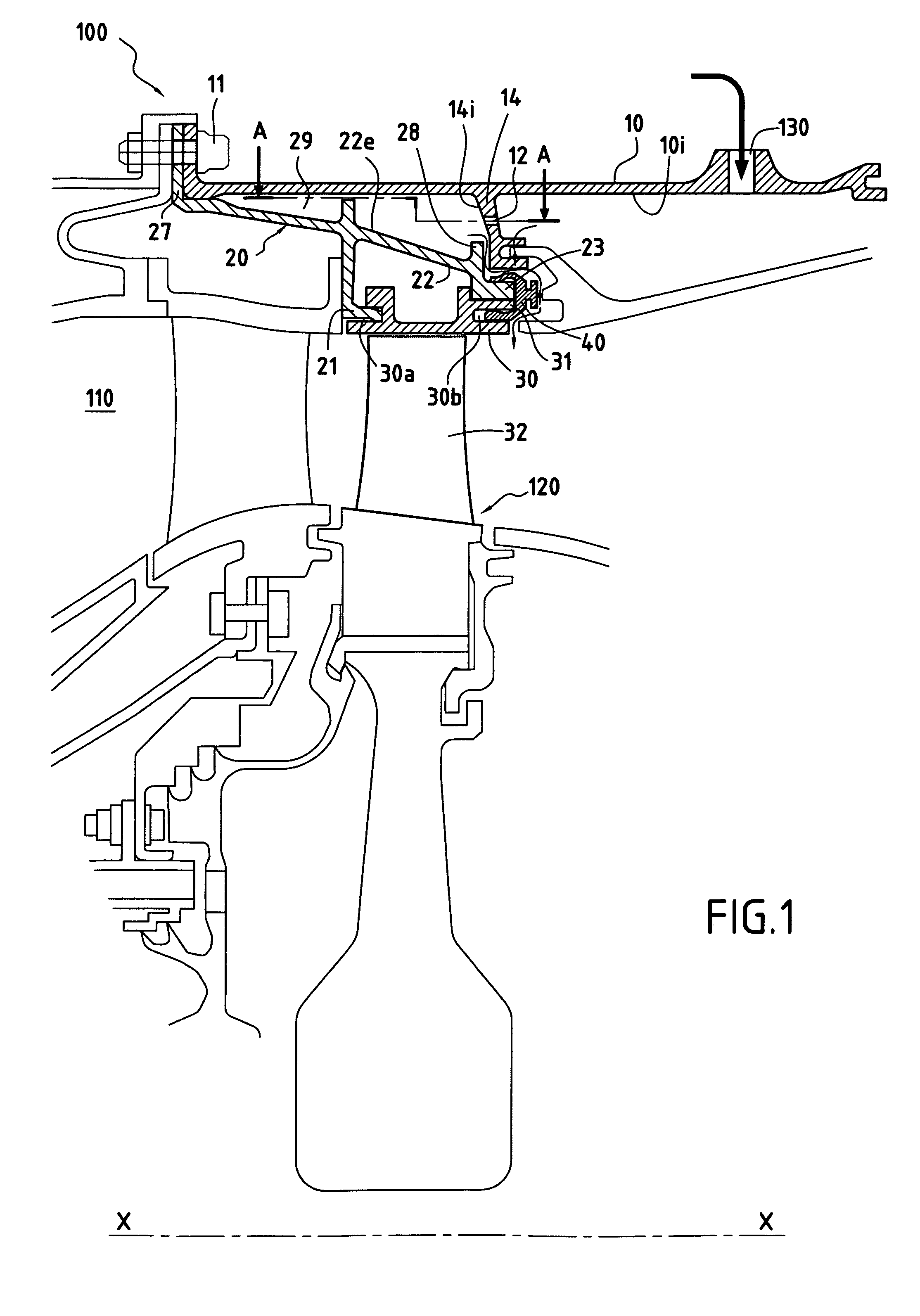 Device for controlling clearance in a gas turbine