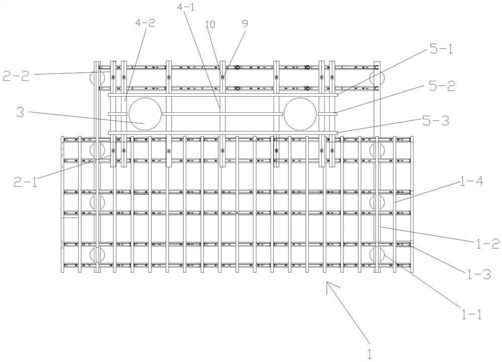 Bridge water surface pile tie beam hoisting device and construction method thereof