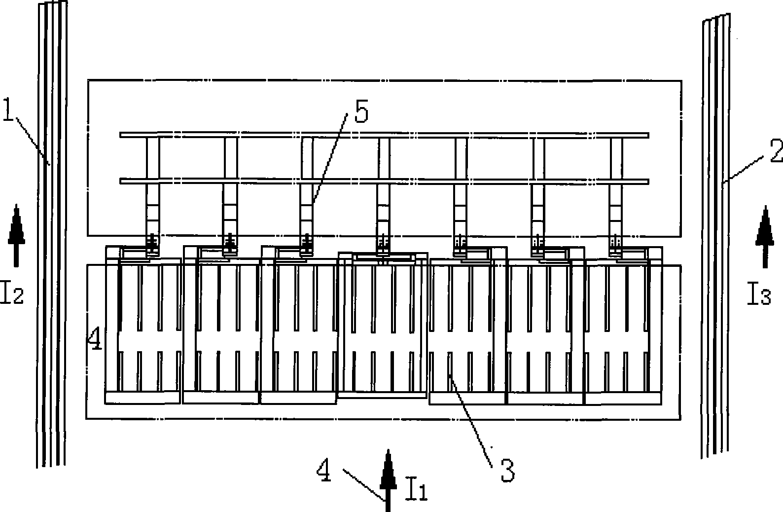 Aluminum cell bus-bar compensation structure with outlet at cell bottom