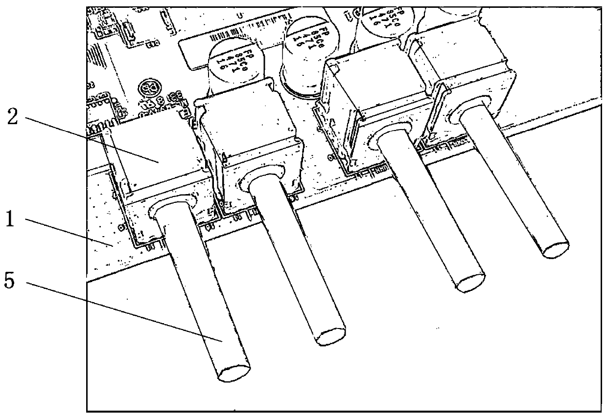 Server and high-current-resistant power supply terminal structure thereof