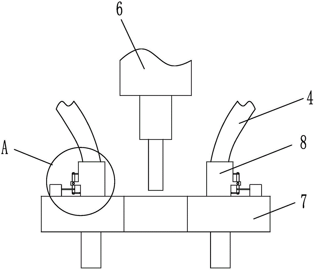 Alternating nail-feeding device for chassis squeeze riveter and operating method thereof