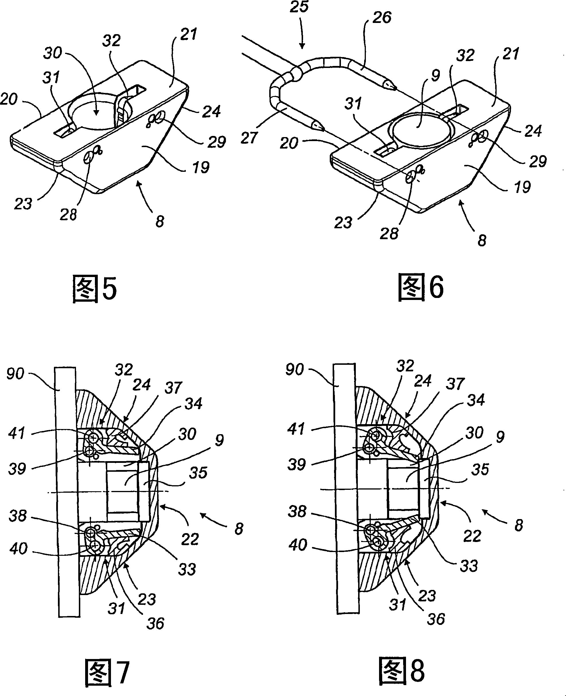 Device for lateral self-centering support and immobilization on a railway structure of a semi-trailer kingpin