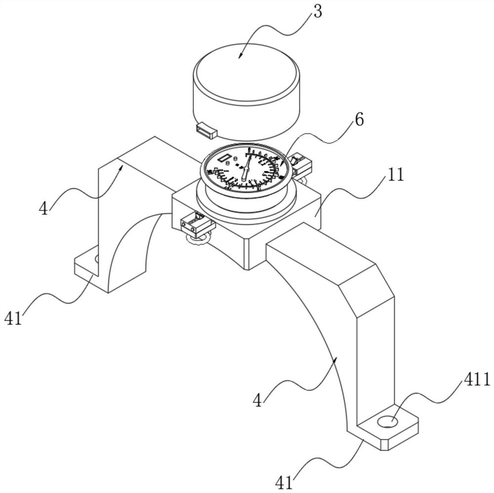 Pressure gauge with peripheral transparent protection structure