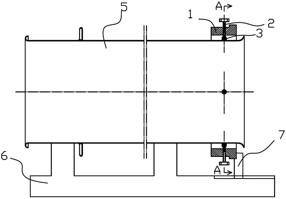 An external support welding tool for the connection nozzle of the shielding cylinder and its application method