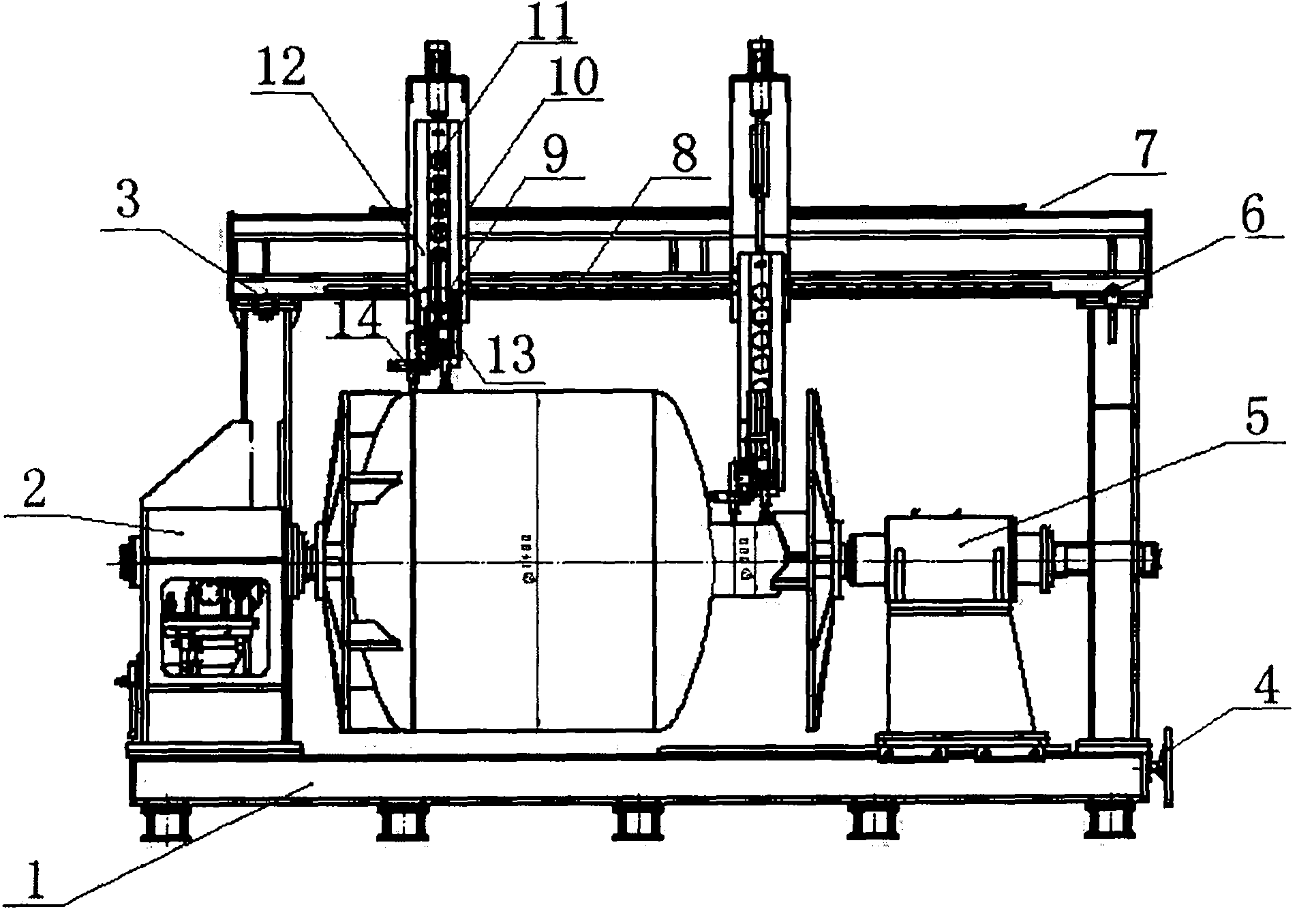 Speed-variable circular and longitudinal seam welder applied to multi-specification tank bodies