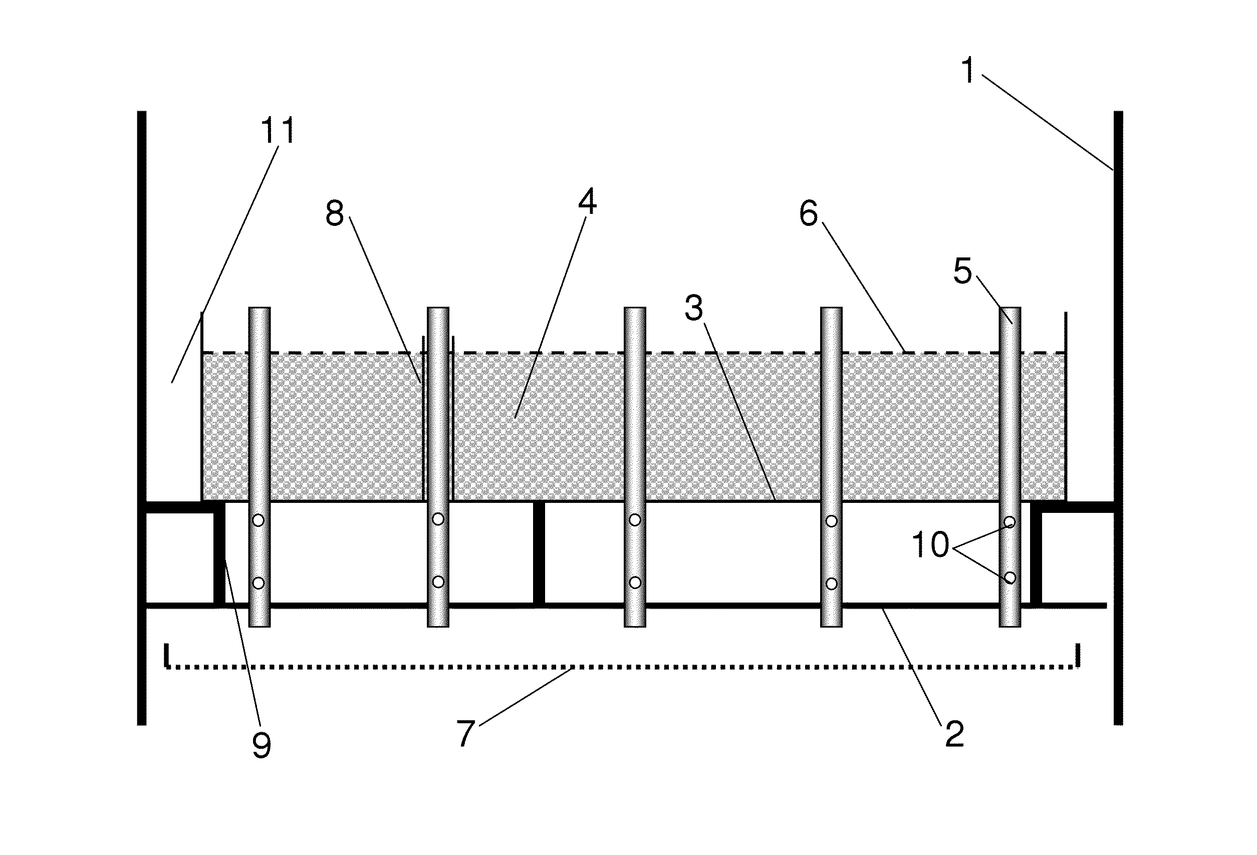 Filtering distributor plate for supplying a fixed bed reactor having a co-current downflow of gas and liquid for the treatment of heavy clogging feeds