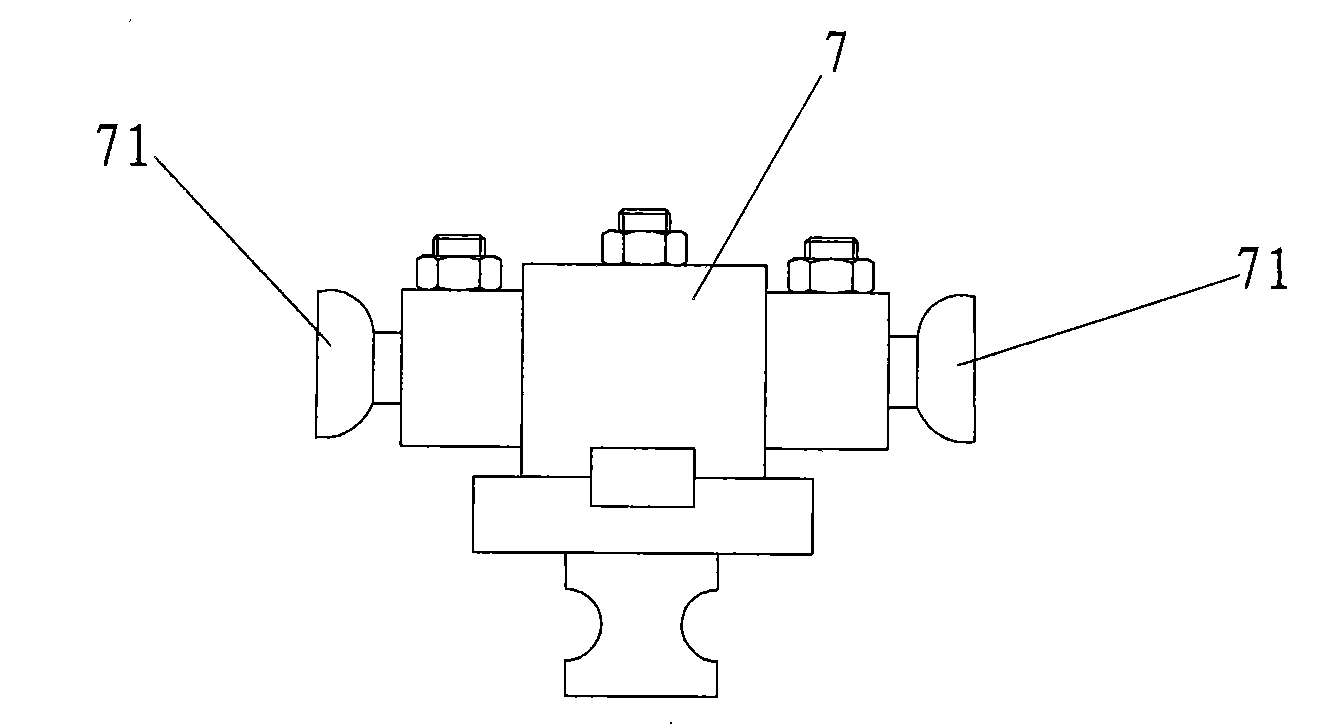 Hub blade automatic riveting machine and riveting method thereof