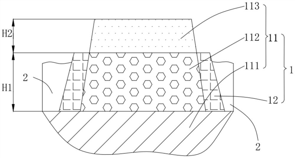 Salt pan isolation dam and construction method thereof