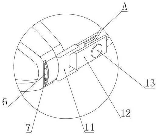 A high-compromise swimming goggle that is easy to adapt and adjust