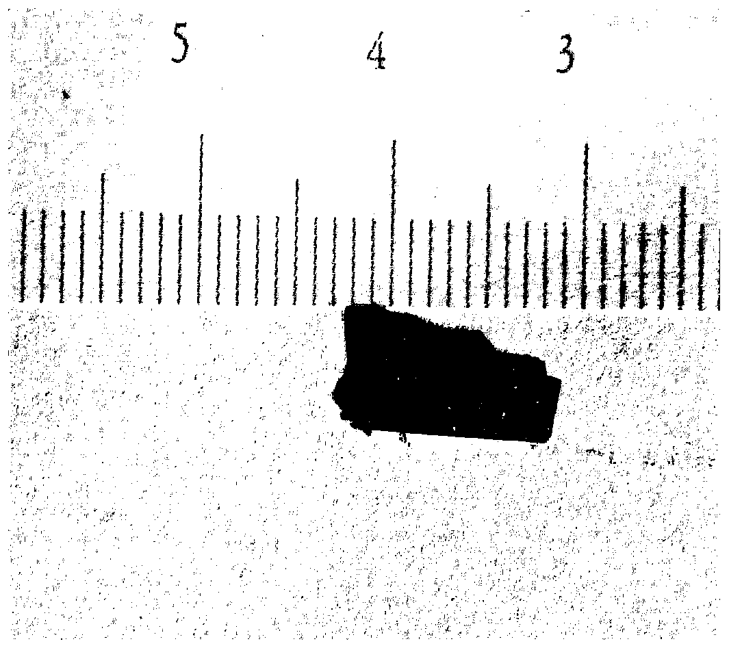 Method for growing perovskite single crystal by using layer solution method