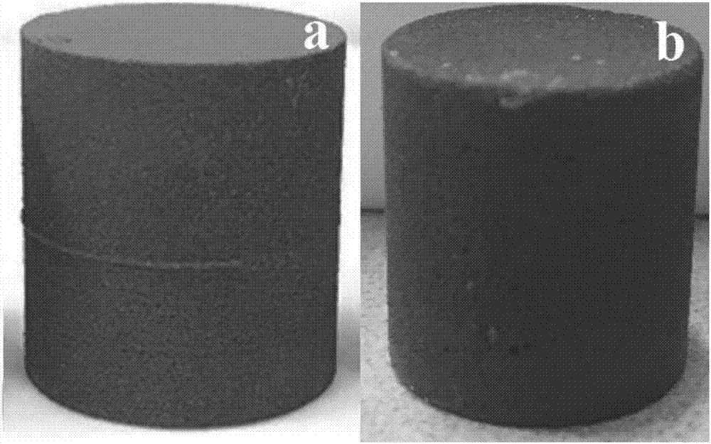 Paraffin/iron tailing ceramic composite phase change energy storage material and melt and infiltration preparation method thereof