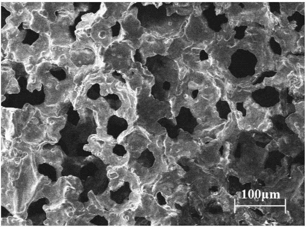 Paraffin/iron tailing ceramic composite phase change energy storage material and melt and infiltration preparation method thereof