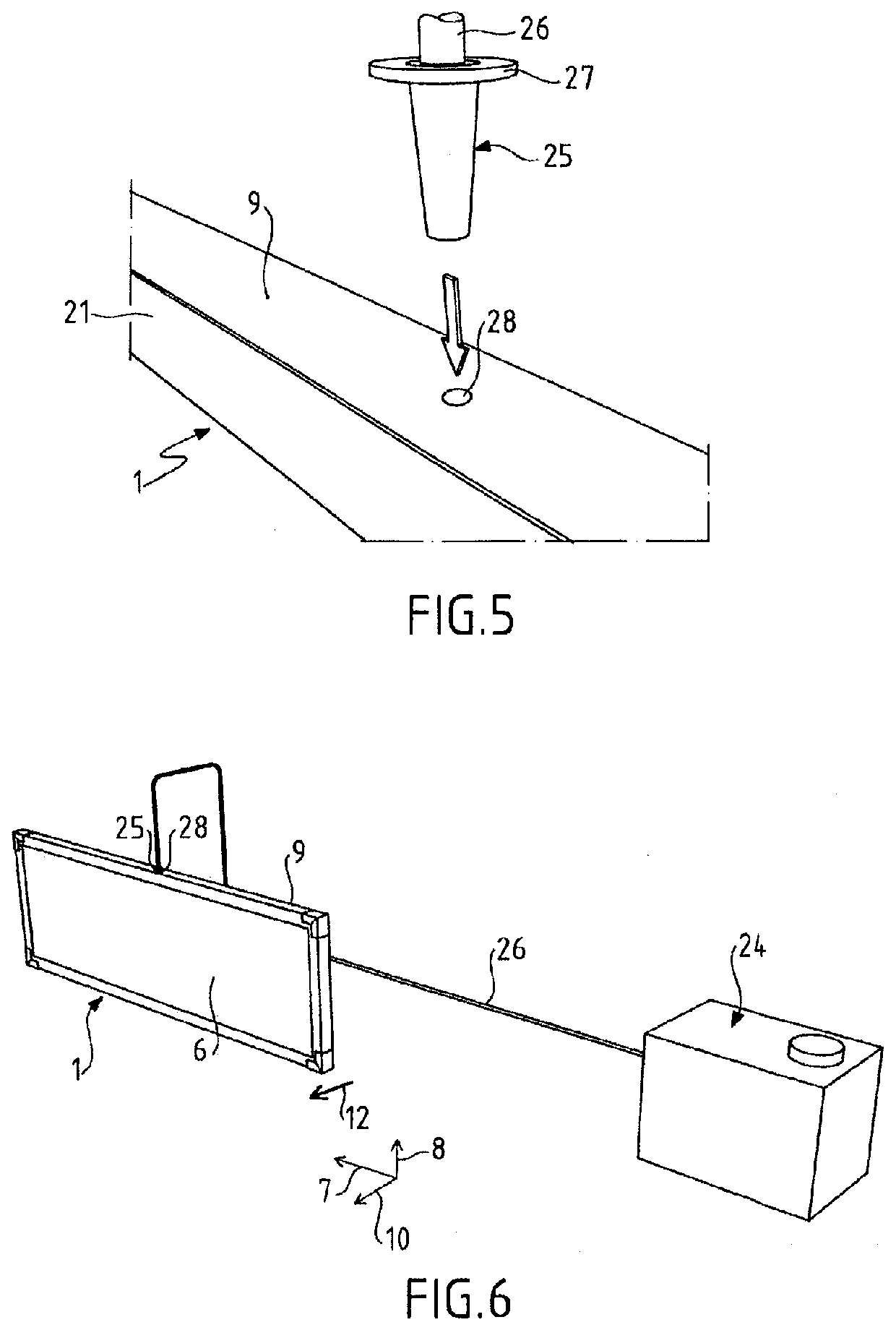 Sealed and thermally insulating tank having inter-panel insulating inserts