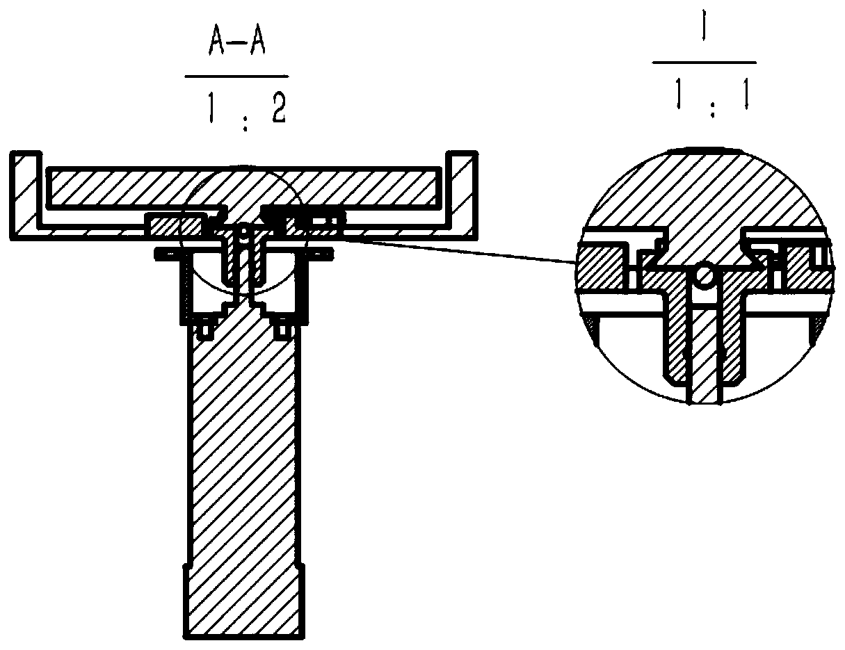 CD-type chip clamping mechanism for centrifugal microfluidics