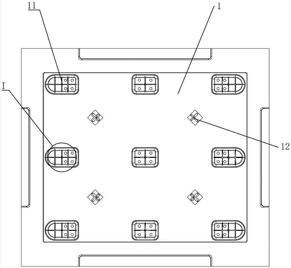 Tray mold for easy injection molding of feet