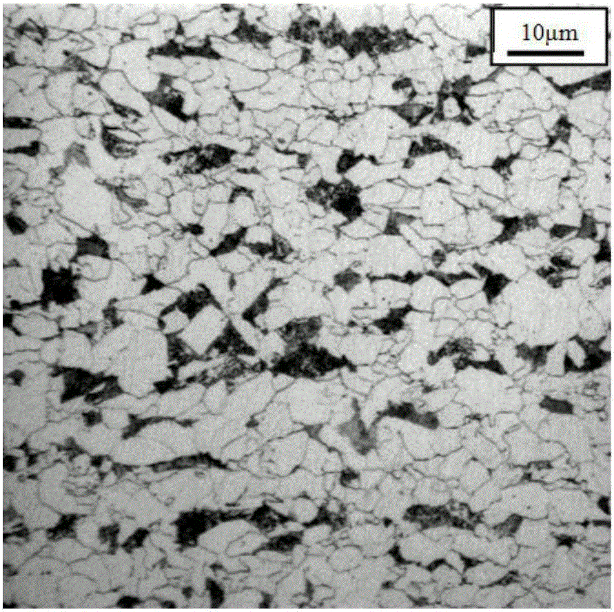 Production system and method of low-yield-ratio hot-rolled high-strength anti-seismic reinforcing steel bars