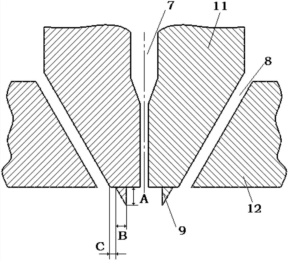 Meltblown mold head for preparing ultrafine fibers