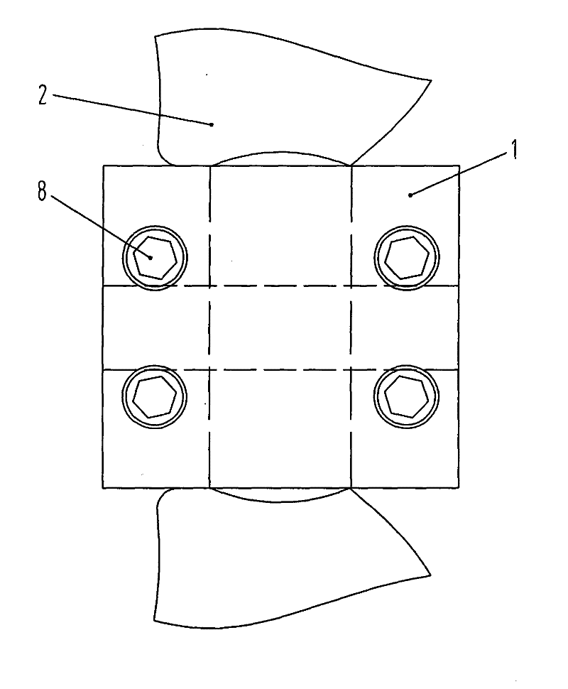 Gear drive type blade pitch regulating mechanism and blade pitch regulating method