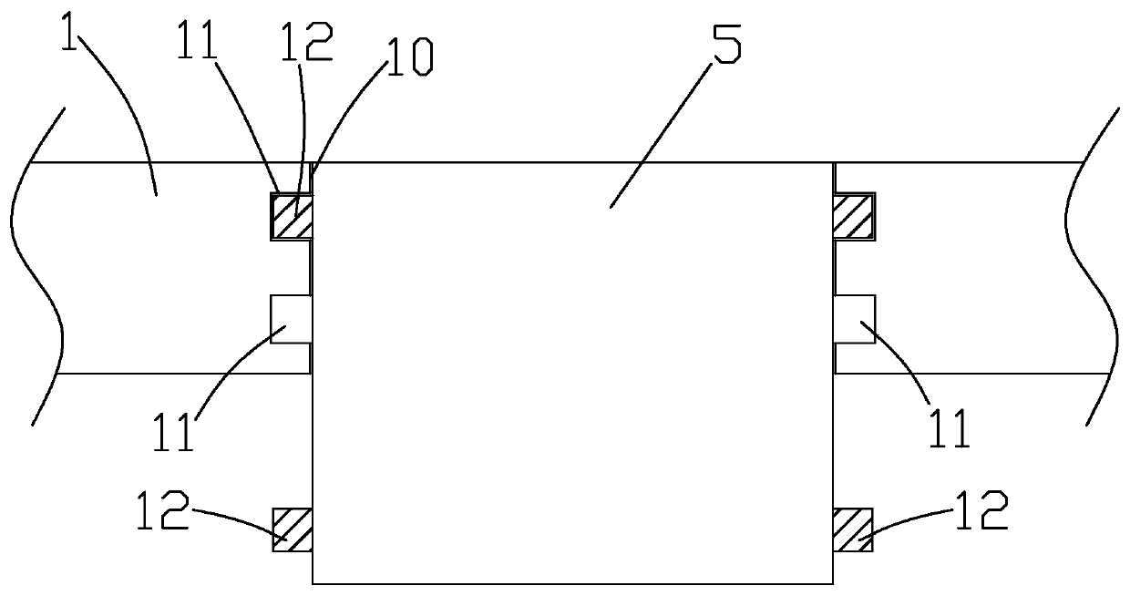 Conveniently mounted breeding shelf and manufacturing method thereof