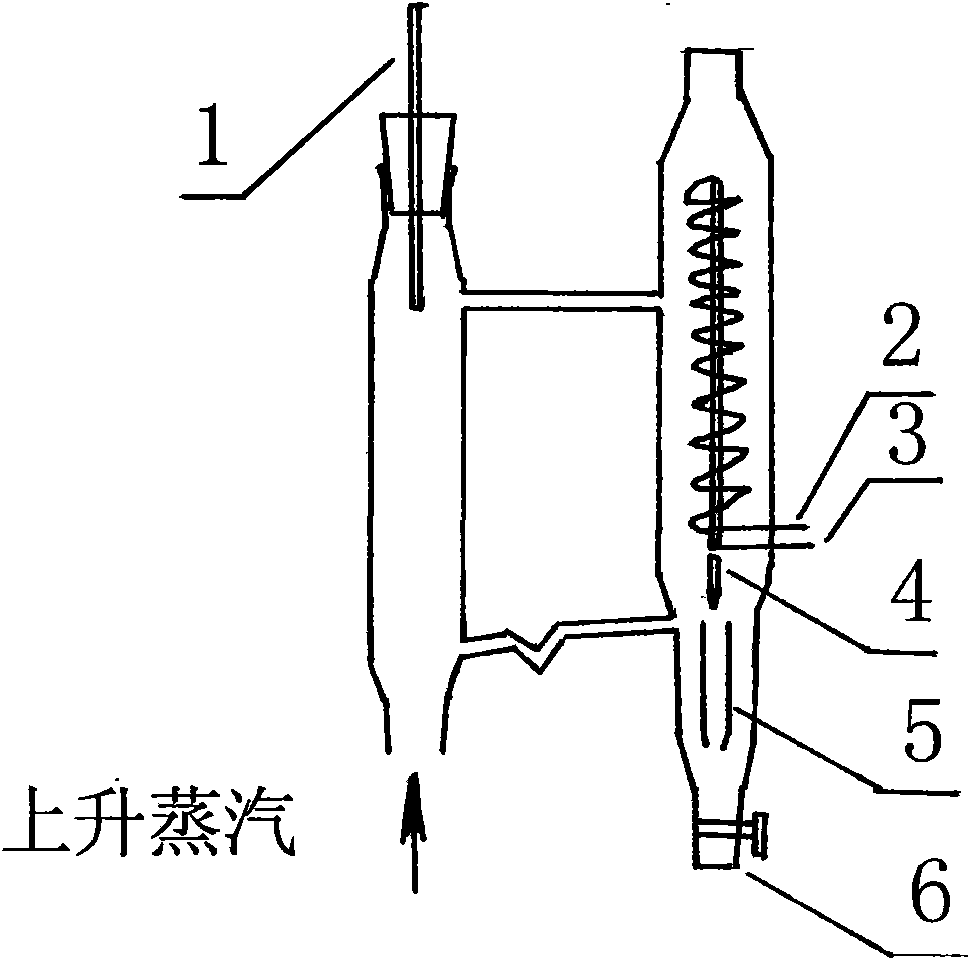 Device for purifying formic acid solution with interval azeotropic distillation and method thereof