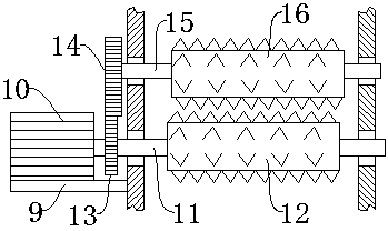 Corrugated paper smashing device good in smashing effect