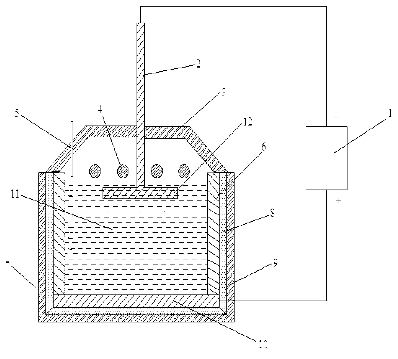 Method and device for removing metal impurities in polycrystalline silicon by directional solidification