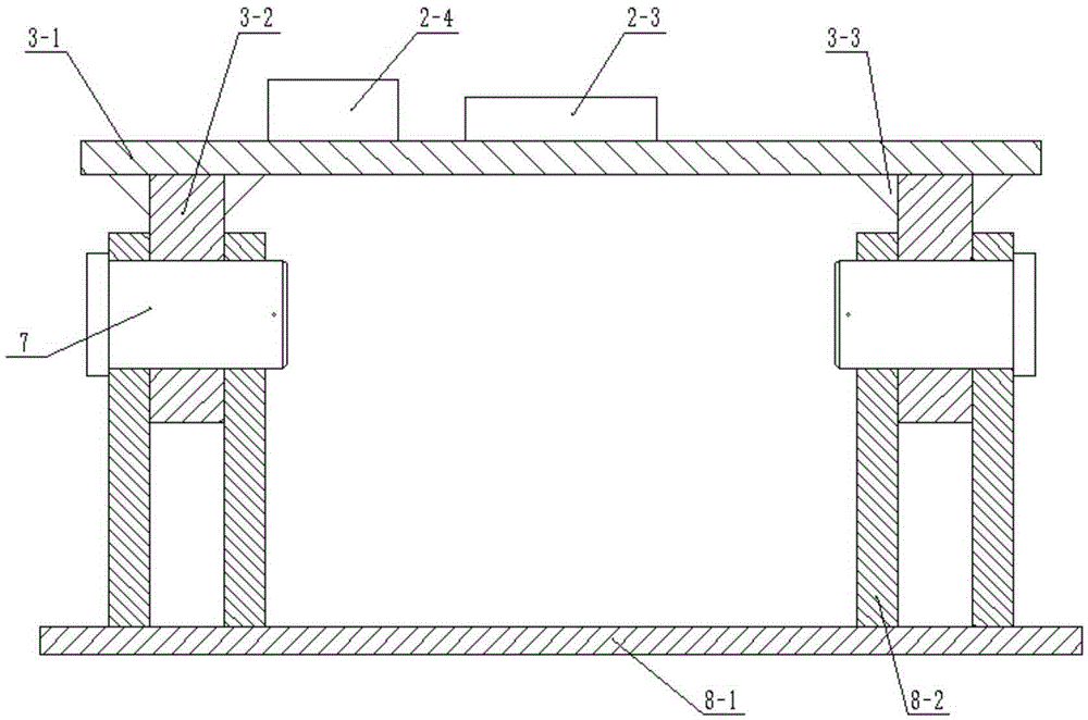 Automatic balancing device for discharging outlet material receiving plates of parallel-connection mining crusher