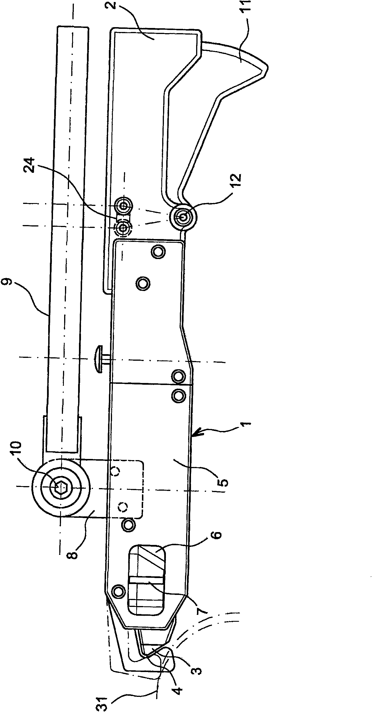 Knife with retractable blade, usable particularly in a hostile environment