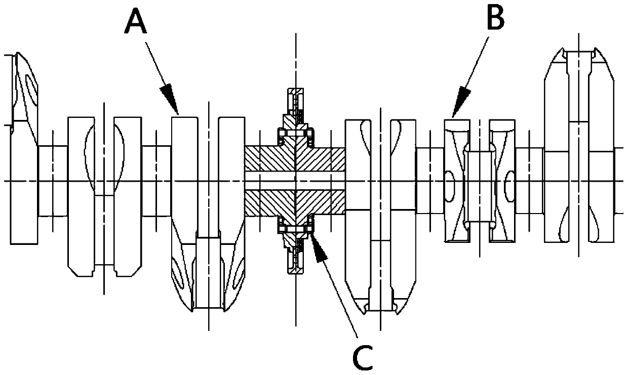 Hydraulic centering device and method for assembling and connecting segmented crankshaft