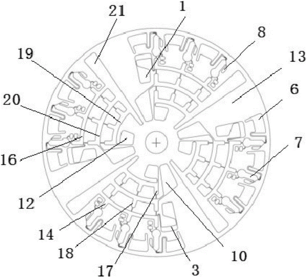 Microfluidic chemiluminescence immune detection device and use method thereof