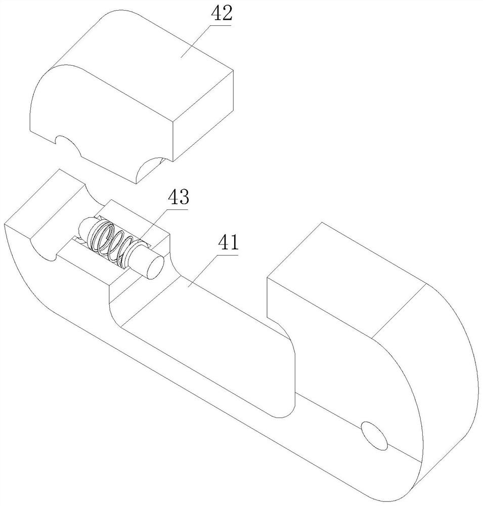 Strain clamp capable of improving anti-corrosion and self-closing effects and preparation method thereof