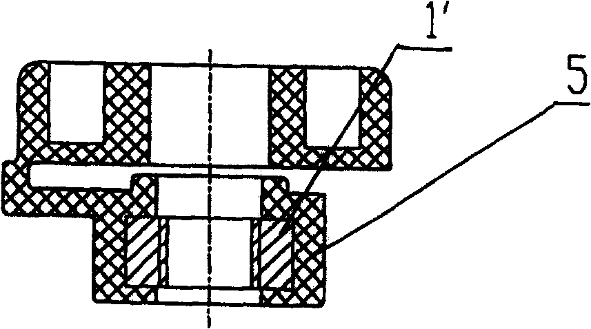 Total obstructing insulation device and electric water heater employing the same